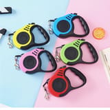 Cinco correas retráctiles en colores amarillo, azul, rosa, verde y rojo acomodadas en abanico.