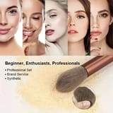 Brocha para polvos frotada sobre maquillaje en polvo junto a varios rostros maquillados.