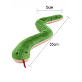 Serpiente de tela verde sobre fondo blanco con líneas de medida marcando su largo y su ancho